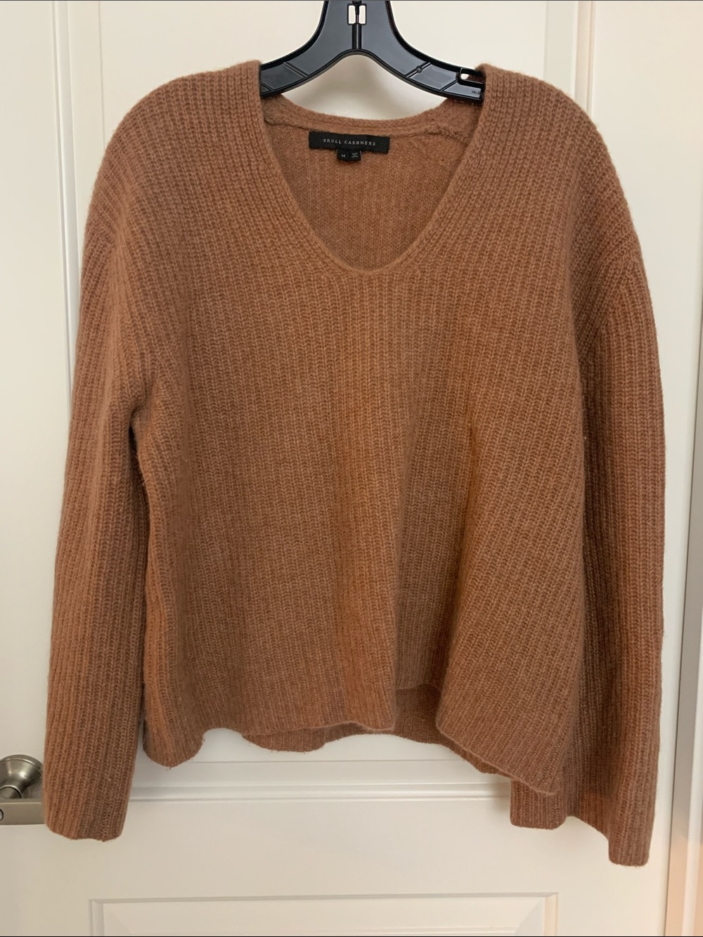 Skull Cashmere V-Neck Sweater in Rose Camel